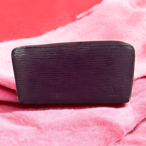 Louis Vuitton Elegant Purple zip around Wallet - Picture 1 of 9